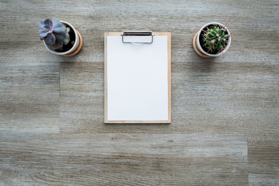 Eyewear sell-through rate incontent – Concept Eyewear Eyewear sell-through rate: blank clipboard on wood desk for qualitative reorder trigger and mid-season reallocate planning, no brand marks